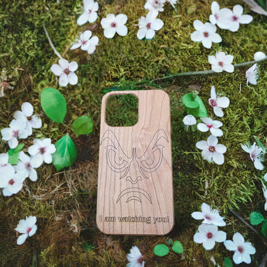 iPhone-Holzhülle „I am watching you!“ – Gravur mit wütendem Blick –